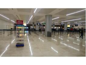 Aeropuerto_columnas_fondo_tiendas