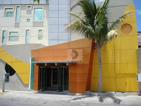 Fachada en panel de aluminio ALPOLICR prismatico y amarillo