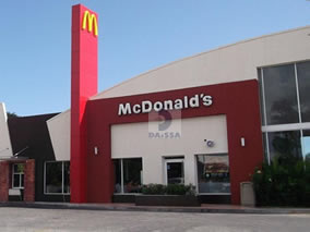Panel de aluminio en Rest. Mc Donalds