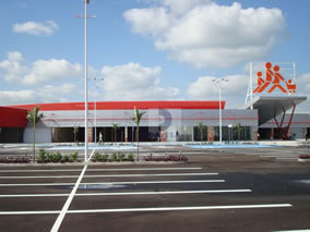 Fachada en panel de aluminio Aludaissa SMX y Rojo ERT